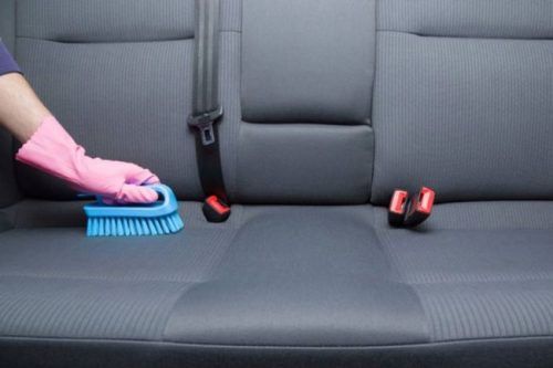 Cara Aman Membersihkan Jok Mobil yang Terkena Noda Makanan dan Minuman