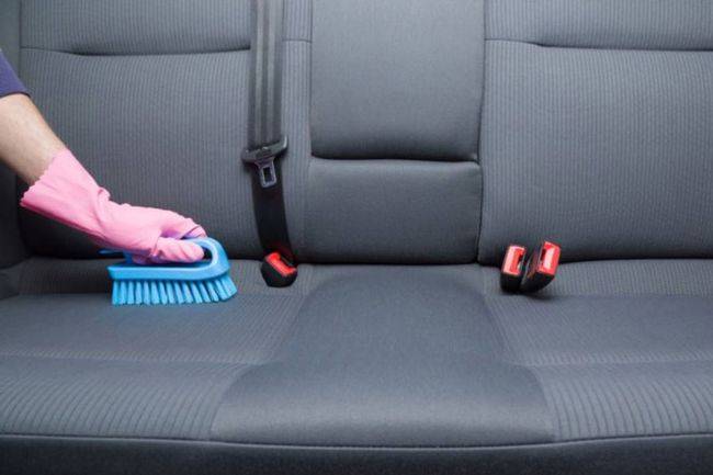 Cara Aman Membersihkan Jok Mobil yang Terkena Noda Makanan dan Minuman Tips jok mobil