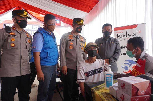Toyota Kembali Lakukan Ribuan Vaksinasi Gratis dan Donasi di Karawang Toyota Indonesia CSR