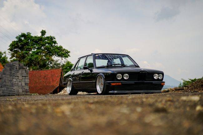 Modifikasi BMW 518i 1976 Ini Sering Disangka M5 di Jalanan