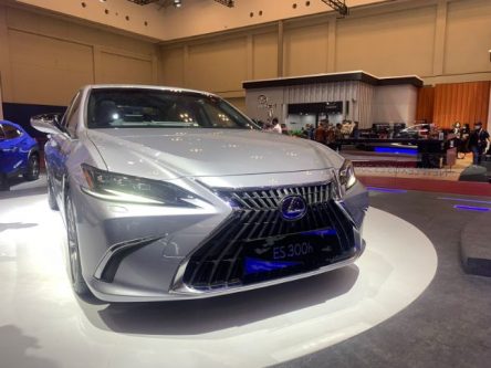 Lexus ES Hybrid Premier di GIIAS 2021, Paketnya Cukup Oke