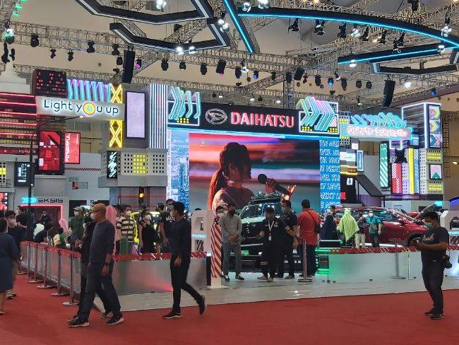 GIIAS 2021: Ayuk Temukan Kingkong di Booth Daihatsu, Dapatkan Hadiahnya Booth Daihatsu di GIIAS 2021