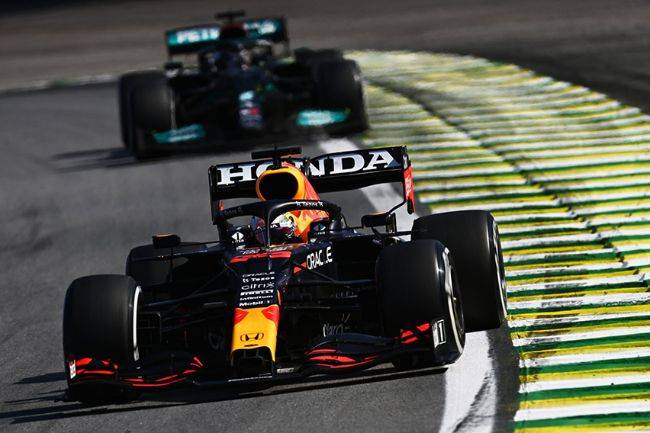 F1: Bertarung Ketat dengan Hamilton, Verstappen Kembali Naik Podium di Brasil F1 Brasil