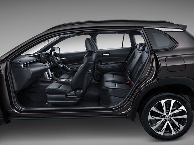 2021/11/interior-toyota-corolla-cross-hybrid-1.jpg