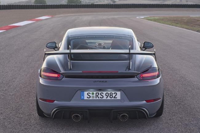 2021/11/2022-Porsche-718-Cayman-GT4-RS-2-1.jpg
