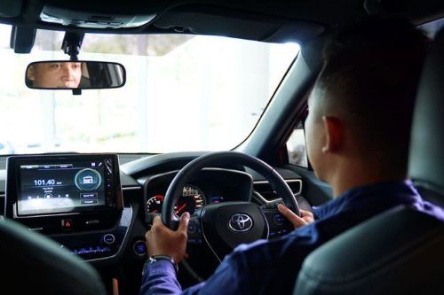 8 Tips Menghindari Stres Mengemudi Mobil Saat Hujan dan Macet