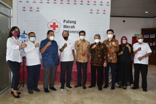 Mitsubishi Krama Yudha Automotive Group Donasikan Rp 2 Miliar Kepada PMI