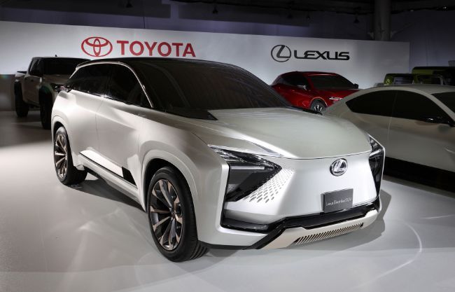2021/12/lexus-electrified-suv-photo-credit-noriaki-mitsuhashi-n-rak-photo-agency_100819589_h.jpg