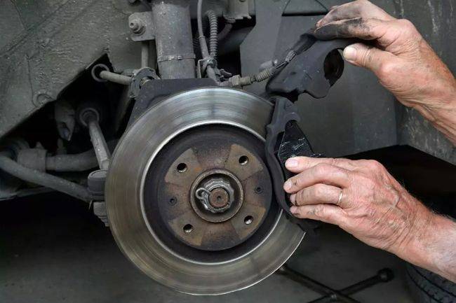 Penting Untuk Keselamatan, Ketahui Tanda-Tanda Rem Mobil Bermasalah tips car brake