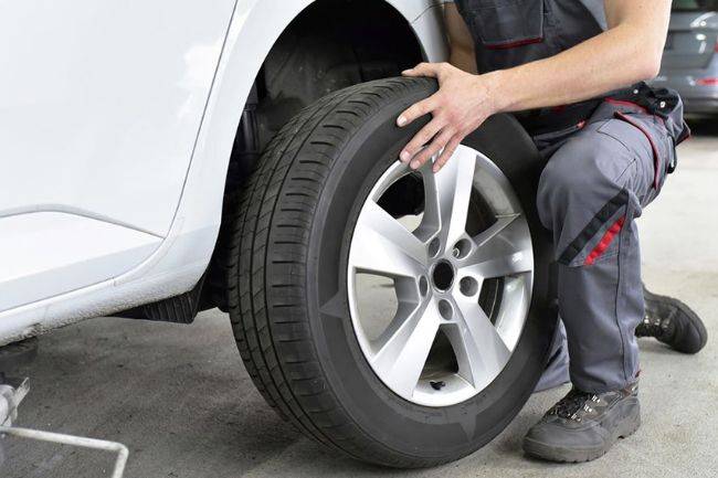 Pakai Ban Stok Lama Tidak Masalah, Tapi Ada Syaratnya tips ban mobil