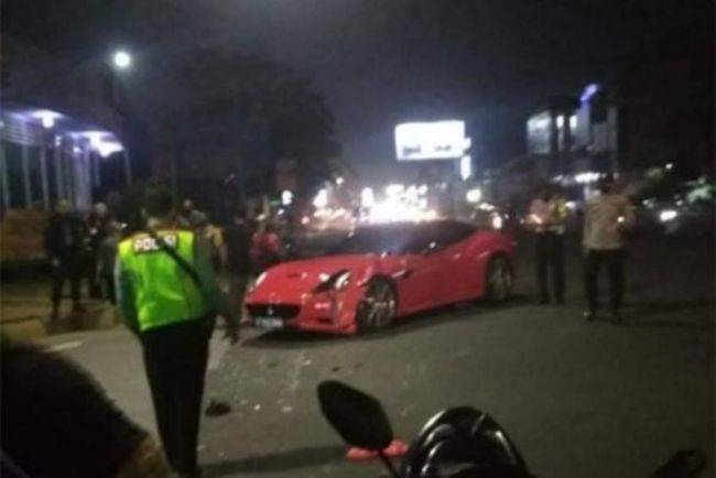 Apes! Ferrari California Rusak Ditabrak Vario Terobos Lampu Merah di Bogor Tabrkan Ferrari California