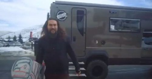 Aquaman Pilih Tinggal Di Dalam RV Senilai Rp 10 Miliar Lebih