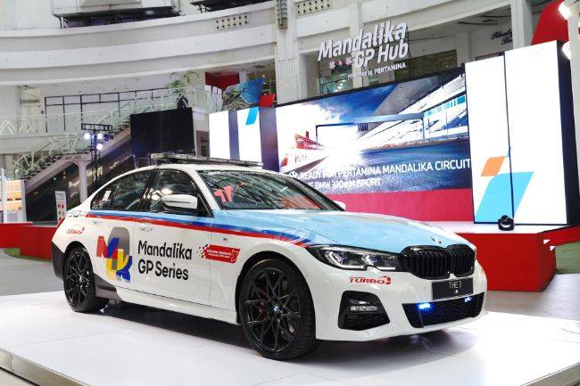 BMW 330 e M Sport Jadi Safety Car MotoGP di Sirkuit Mandalika BMW 330e M Sport sebagai safety car MotoGP di Mandalika 2022