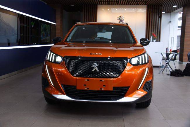 Intip Keunggulan Peugeot 2008 Untuk Lawan Honda HR-V dan VW T-Cross Tampak depan Peugeot 2008