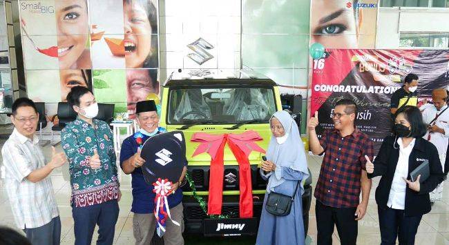 Suzuki Serahkan Hadiah Utama Jimny Kepada Pemenang Program Promosi Hadiah utama Suzuki Bonus Suzuki