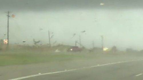 Video Ngeri: Meski Dihempas Tornado, Chevy Silverado Masih Bisa Jalan Video Ngeri: Meski Dihempas Tornado, Chevy Silverado Masih Bisa Jalan
