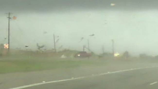 Video Ngeri: Meski Dihempas Tornado, Chevy Silverado Masih Bisa Jalan Tornado hantam Chevrolet Silverado