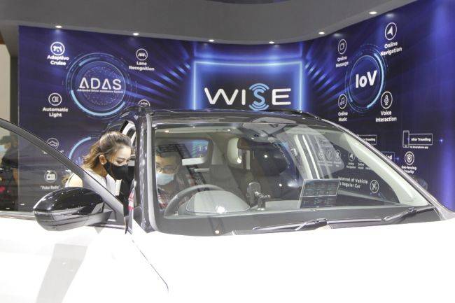 IIMS 2022: Wuling Ajak Pengunjung Buktikan Beragam Teknologi Canggih Milik New Cortez dan Almaz RS Wuling IIMS 2022