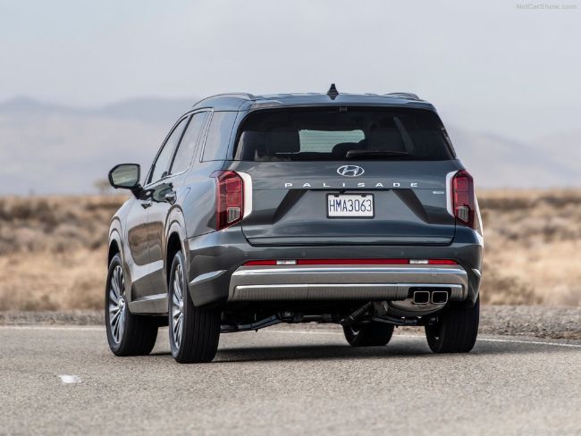2022/04/Hyundai-Palisade-tampak-belakang.jpg