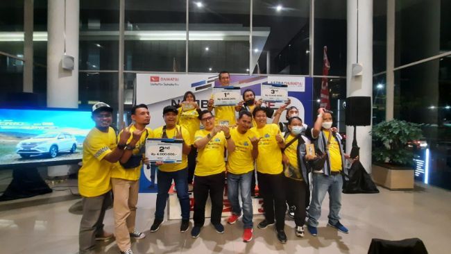 2022/04/Selebrasi-keseruan-para-pemenang-ketiga-juara-DAIHATSU-NgabubuRace-2022-oleh-Sahabat-Klub-di-Outlet-Daihatsu-Astra-Biz-Center-BSD.jpg