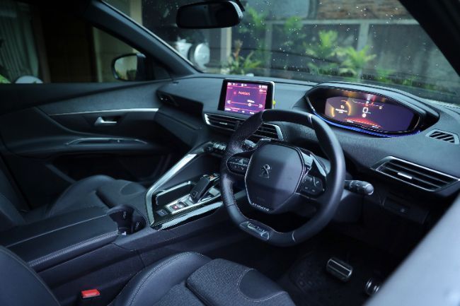 Interior dan kemudi Peugeot 5008 Allure Plus