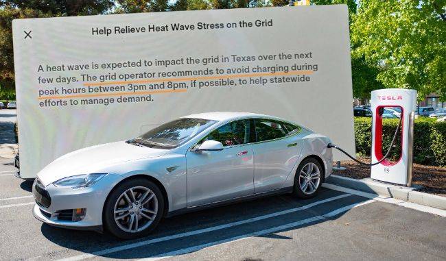 Pemilik Tesla Dihimbau Jangan Charging Di Jam 15 dan 20.00, Kenapa? Pengecasan mobil Tesla