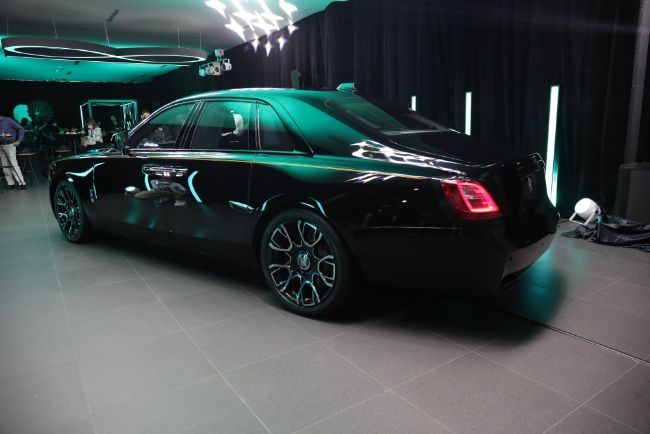 2022/05/Rolls-Royce-Black-Badge-Ghost-2022-8.jpg