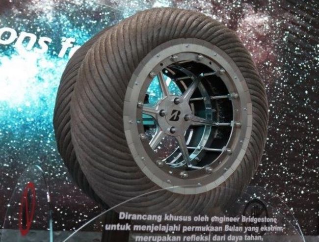 GIIAS 2022: Bridgestone Pamer Lunar Rover Tire, Ban Untuk Di Bulan