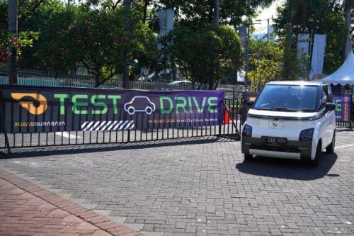 Wuling Air EV Tebar Pesona di GIIAS Surabaya 2022, Harganya Beda