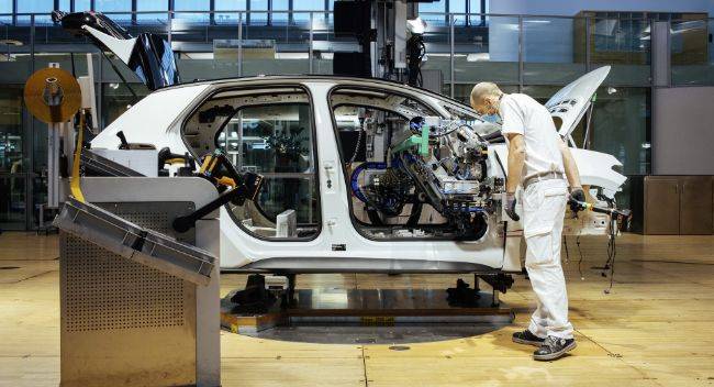 Krisis Semikonduktor Berlanjut Tahun Depan, Jutaan Unit Mobil Terpangkas Pabrik mobil VW di Wolfsburg