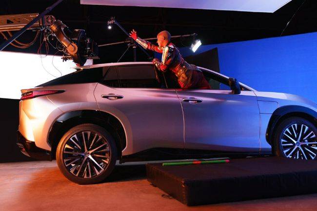 Model Baru Lexus Siap Beri Kejutan di Black Panther: Wakanda Forever Lexus RZ 450e Black Panther