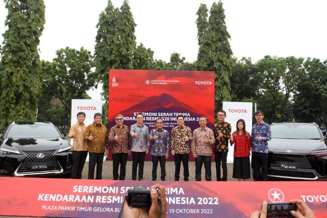 Serah terima Toyota bZ4X dan Lexus UX 300e