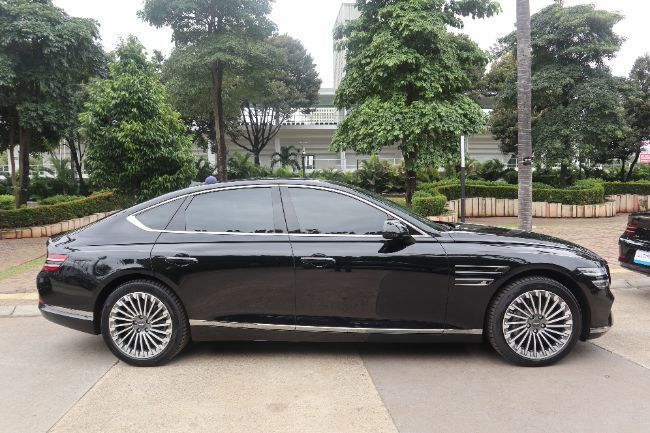 2022/10/genesis-electrified-g80-short-wheelbase.jpg