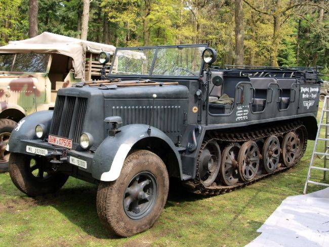 Half-Track Jerman yang memakai mesin Maybach