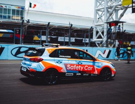Merasakan Hot Lap Bersama Safety Car Hyundai i30 N di Mandalika, Performanya Sadis! Merasakan Hot Lap Bersama Safety Car Hyundai i30 N di Mandalika, Performanya Sadis!