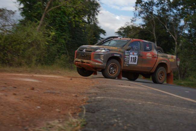 Mitsubishi Ralliart Sukses Debut Di AXCR 2022, Triton Rebut Kemenangan Mitsubishi Triton Ralliart