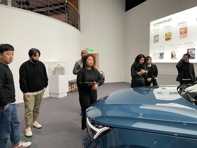 Dewi Johnsson memberikan penjelasan kepada media Asia Pasifik