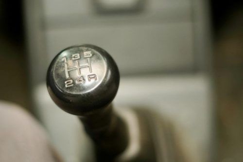 Pemilik Mobil Manual Wajib Perhatikan Waktu Penggantian Oli Transmisi, Ini Detailnya