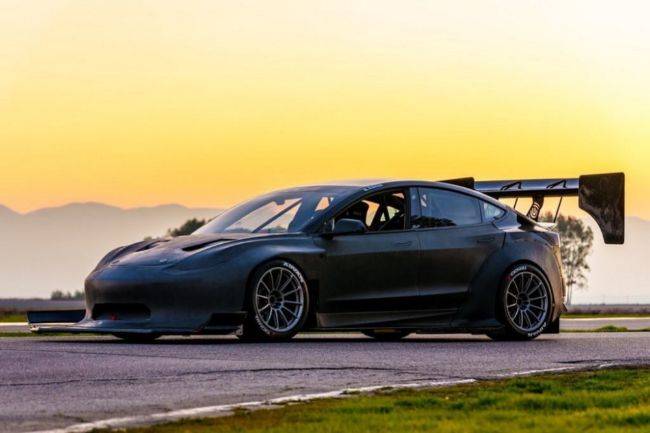 Tesla Model 3 Bekas Tabrakan Ini Disulap Untuk Ikut Time Attack Tesla Model 3