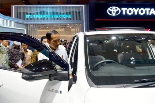 IIMS 2023: Presiden Jokowi Jajal Langsung Innova Hybrid EV