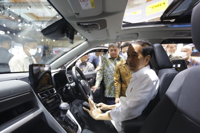 Presiden Jokowi di Booth Toyota IIMS 2023