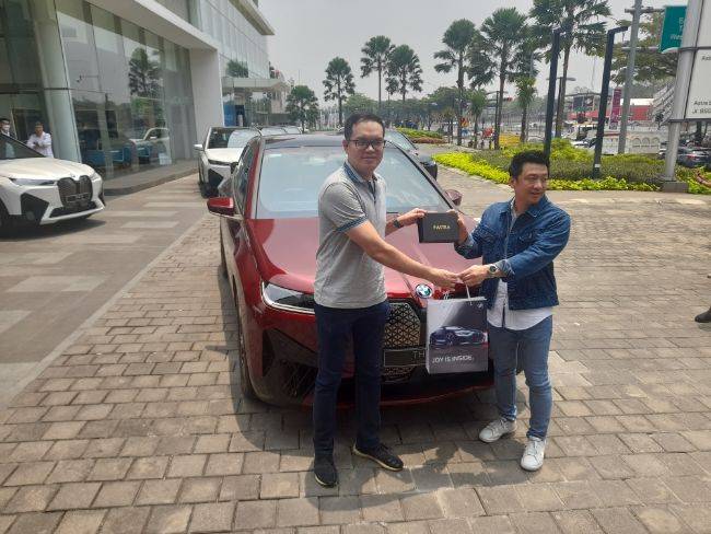 BMW Astra Serahkan iX Kepada Konsumen, Pastikan Distribusi Lancar BMW iX
