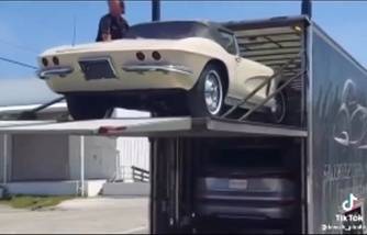 VIDEO: Bikin Jantungan! Chevrolet Corvette Klasik Jatuh Dari Truk Chevrolet Corvette Klasik Jatuh dari Truk
