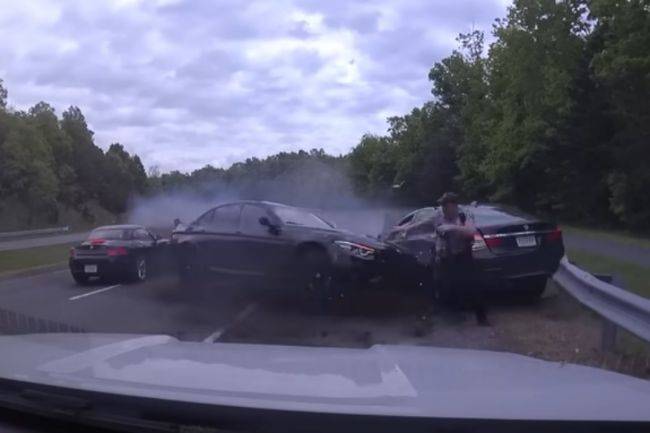 VIDEO: BMW M3 Melintir Tabrak Seri 7 di Pinggir Jalan, Nyaris Bunuh Polisi Tabrakan BMW