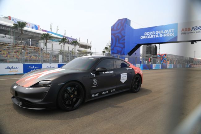 Hot lap Porsche Taycan di Formula E Jakarta 2023