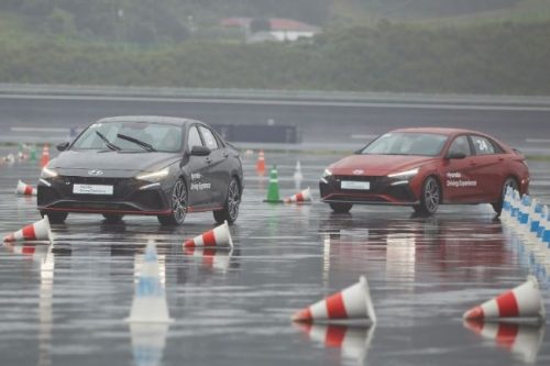 Serunya Hujan-Hujanan Geber Mobil Kencang di Hyundai Driving Experience Center Serunya Hujan-Hujanan Geber Mobil Kencang di Hyundai Driving Experience Center