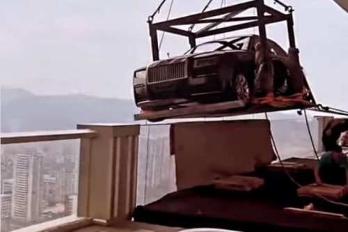 Duitnya Gak Berseri, Miliarder Ini Angkut Rolls-Royce ke Apartemennya