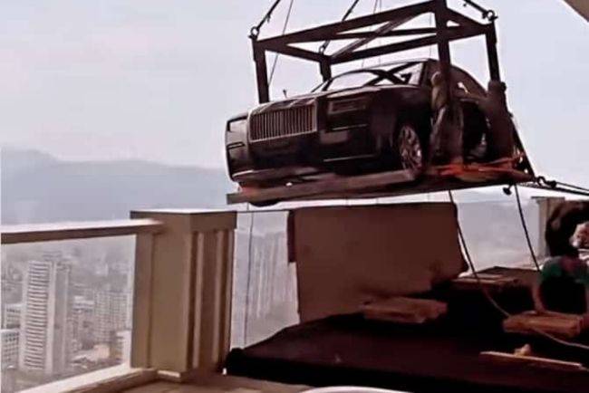 Duitnya Gak Berseri, Miliarder Ini Angkut Rolls-Royce ke Apartemennya Pajang Rolls-Royce di Penthouse