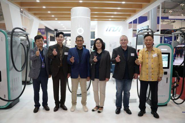 GIIAS 2023: Indika Energi Luncurkan Bus Listrik Invi dan Ekosistem Pendukung Invi EV