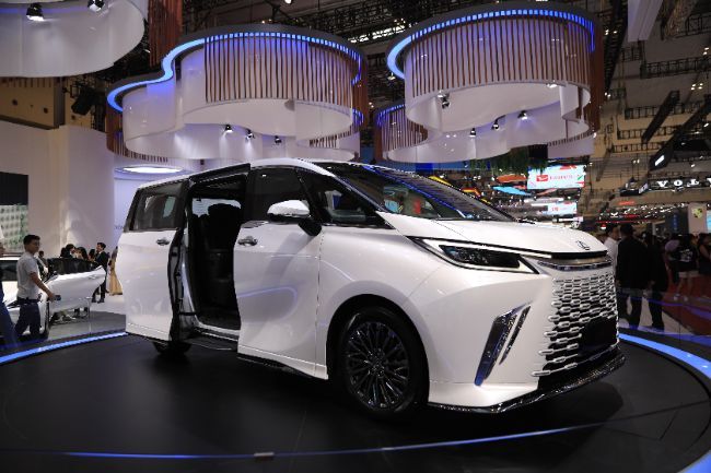 Lexus LM Hybrid
